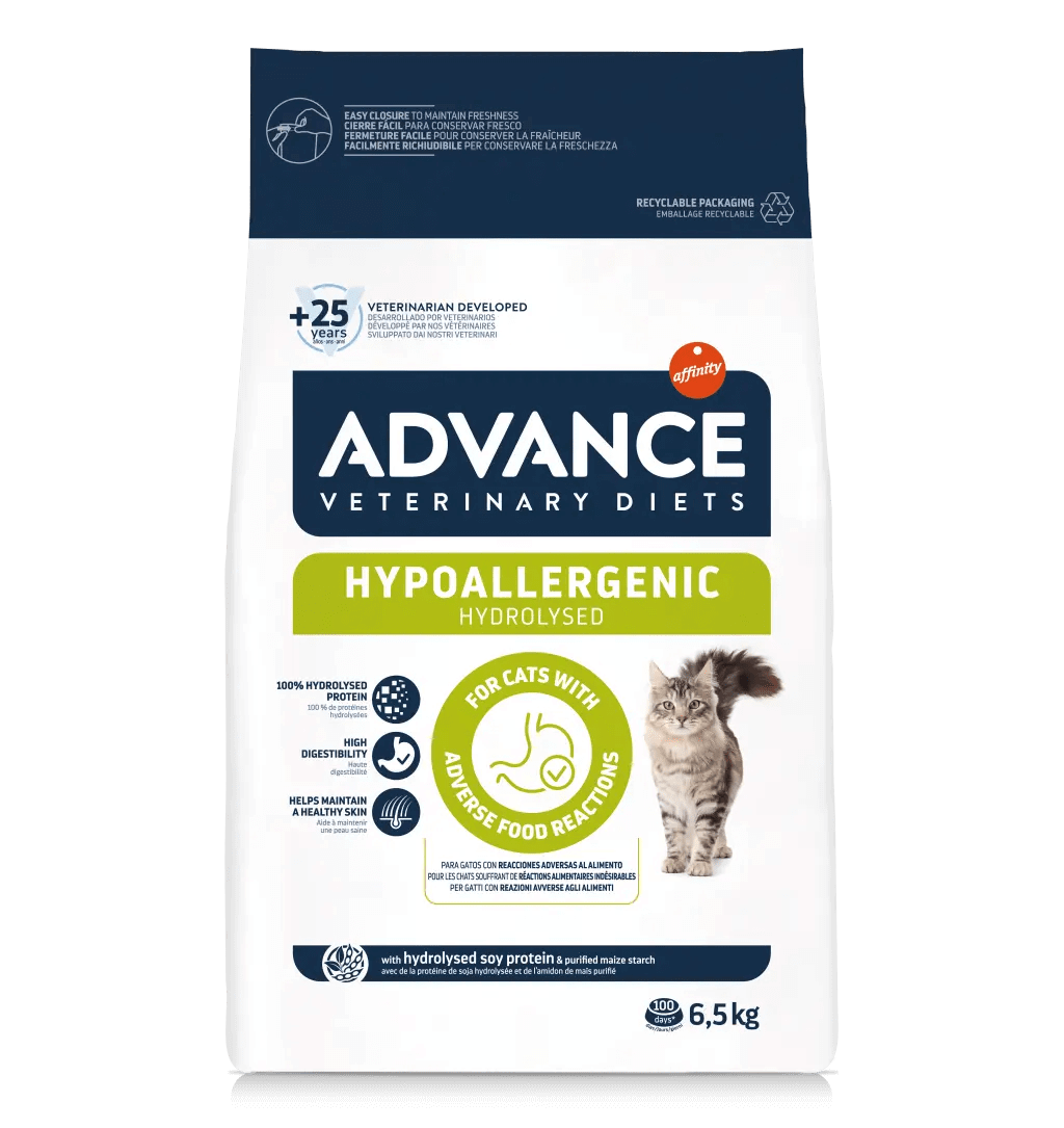 Gato adulto junto al pienso ADVANCE Hypoallergenic 1,25 kg – alimento hipoalergénico para alergias e intolerancias alimentarias.