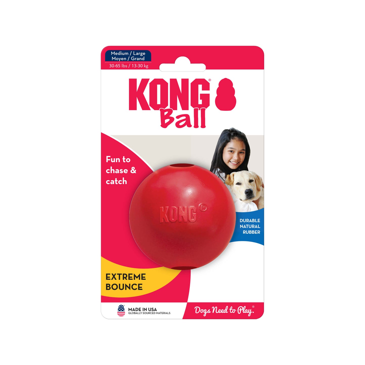 Perro jugando al aire libre con la pelota KONG roja de caucho natural con agujero, ideal para juegos interactivos. Disponible en Gabo y Gordo E Shop.