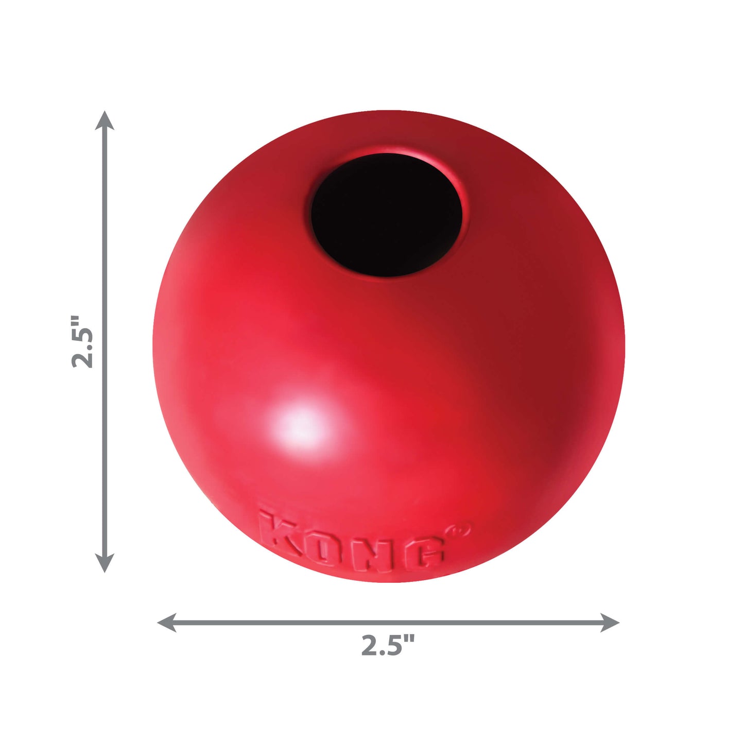 Perro jugando al aire libre con la pelota KONG roja de caucho natural con agujero, ideal para juegos interactivos. Disponible en Gabo y Gordo E Shop.