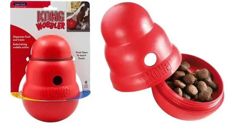 Perro jugando con KONG Wobbler dispensador de comida interactivo