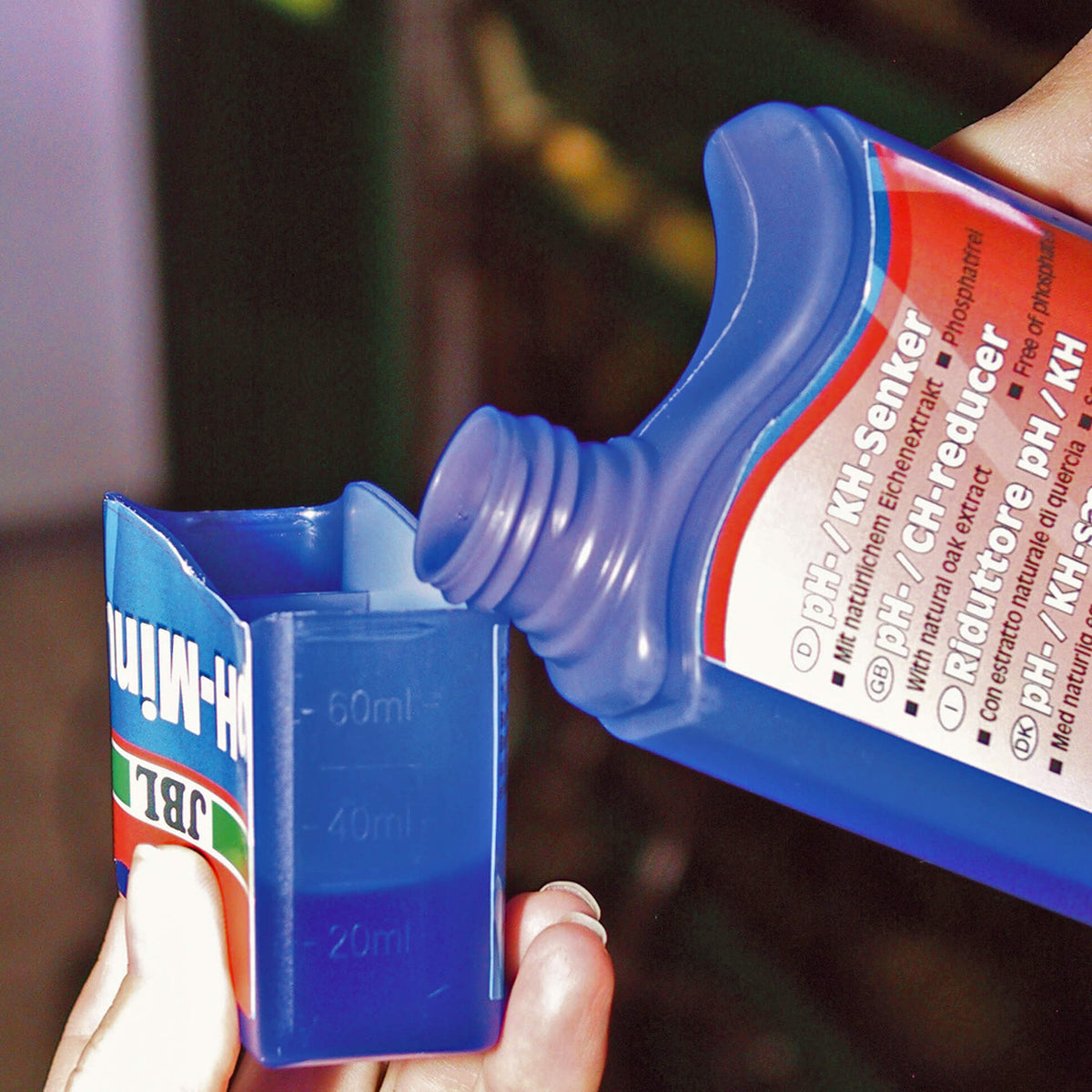 Envase de JBL pH-Minus, reductor de pH y KH para acuarios de agua dulce.