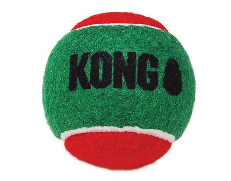 Perro jugando con pelota KONG Squeakair Holiday