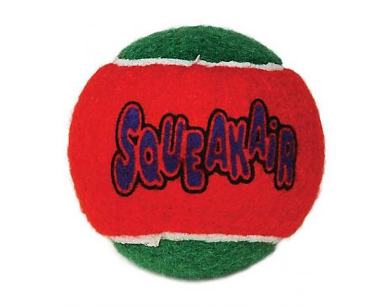 Perro jugando con pelota KONG Squeakair Holiday