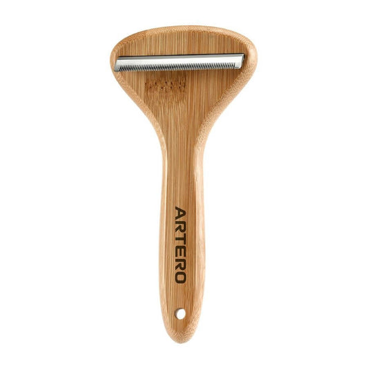 Deslanador Artero Nature Collection con cuchilla a 45º para retirar el pelo de muda en caballos y perros. Bambú natural, doble hoja. Envío gratis en Gran Canaria desde 30 €.