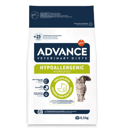 Gato adulto junto al pienso ADVANCE Hypoallergenic 1,25 kg – alimento hipoalergénico para alergias e intolerancias alimentarias.