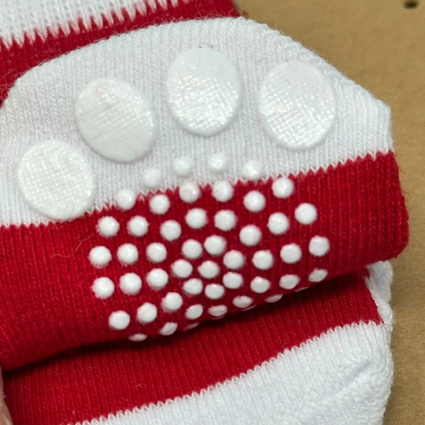 Calcetines navideños para perro Pup Crew con diseño de Papá Noel y suela antideslizante en color rojo y blanco