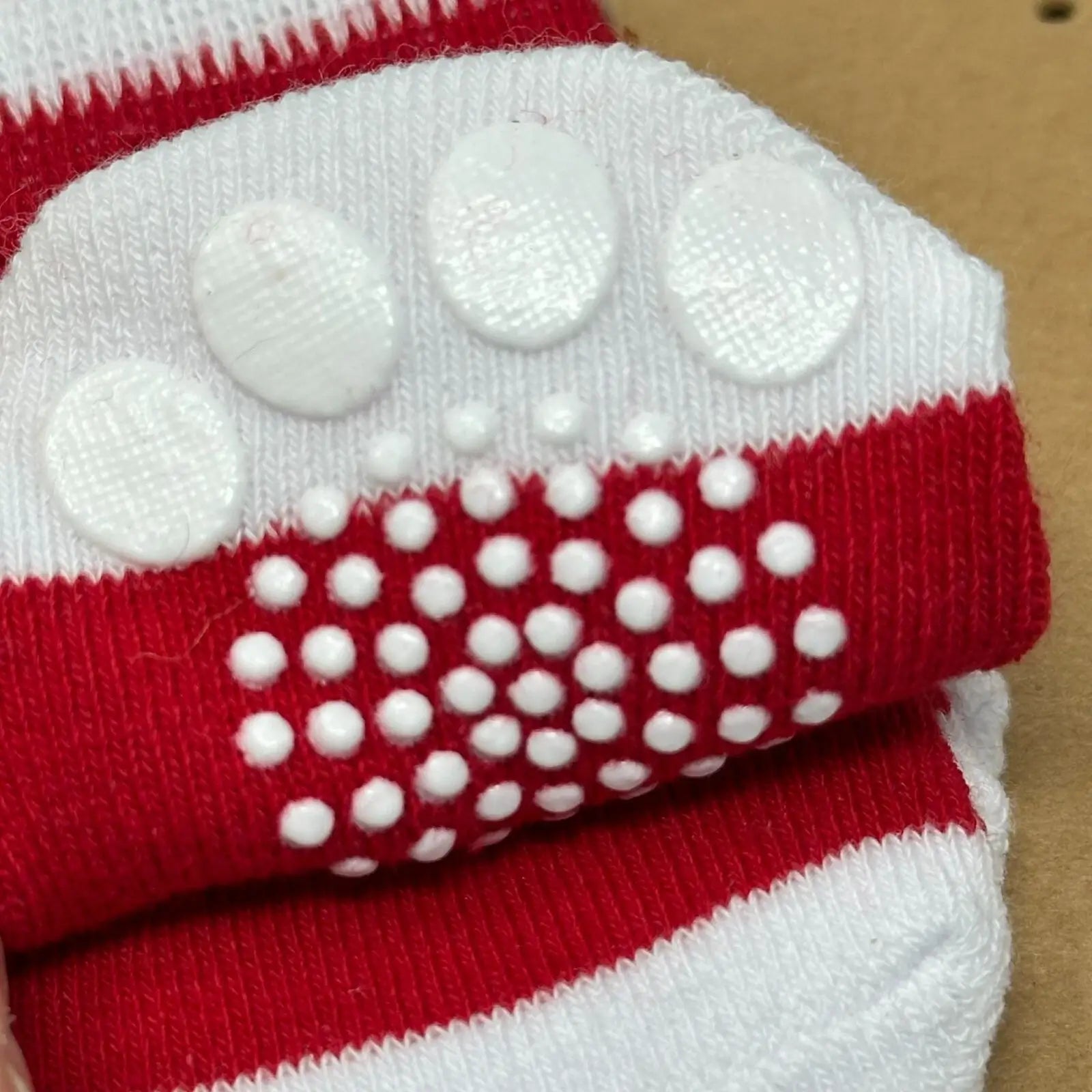 Calcetines navideños para perro Pup Crew con diseño de Papá Noel y suela antideslizante en color rojo y blanco