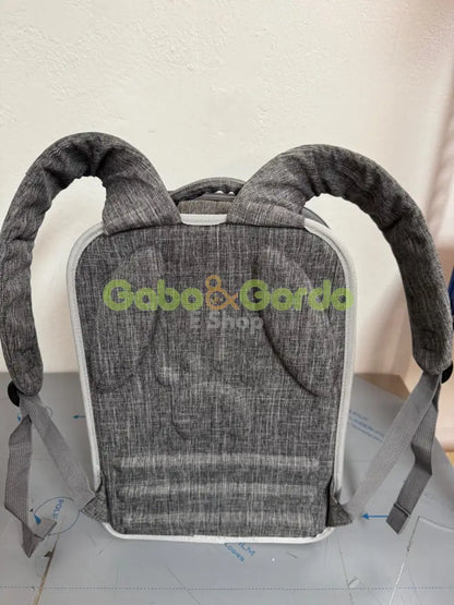 Mochila Nayeco gris con ventana transparente para mascotas. Transporte seguro y cómodo para perros y gatos pequeños de hasta 8 kg.