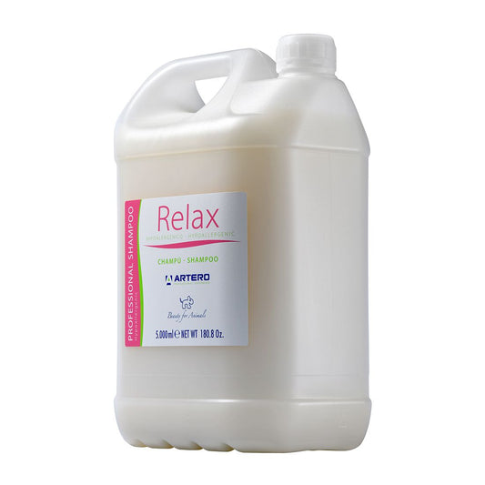 Champú hipoalergénico Artero para perros y gatos con piel sensible, ideal para higiene suave y calmante.