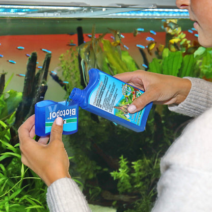 Envase de JBL Biotopol, acondicionador de agua para acuarios de agua dulce.