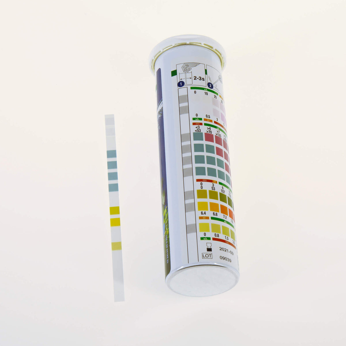 Envase de JBL ProAquaTest Easy 7 en 1 con 50 tiras para analizar el agua de acuarios y estanques.