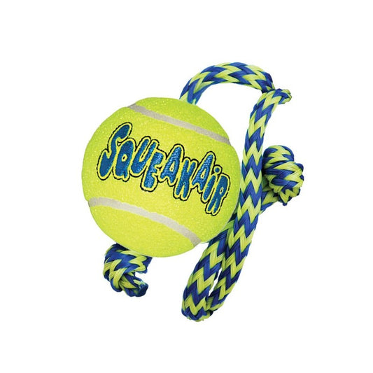 KONG AirDog Squeakair Ball con cuerda y chirriador para perros, ideal para buscar y recoger, disponible en Gabo y Gordo E Shop.